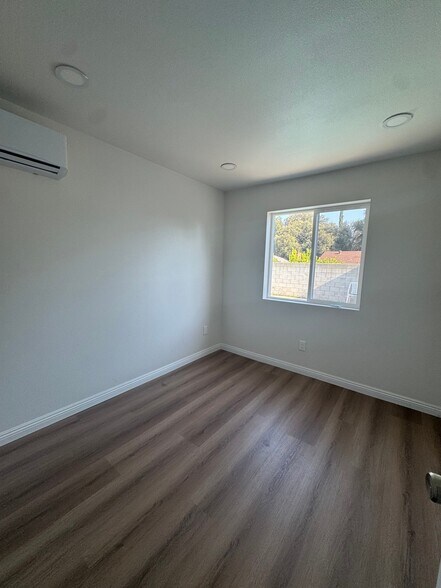 Building Photo - 1289 W 27th St