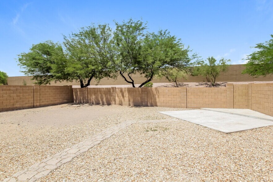 Building Photo - 24236 W Lasso Ln