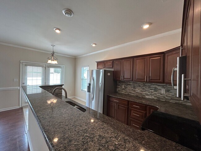 Building Photo - Immaculate beautiful 3-bedroom, 2.5-bath t...