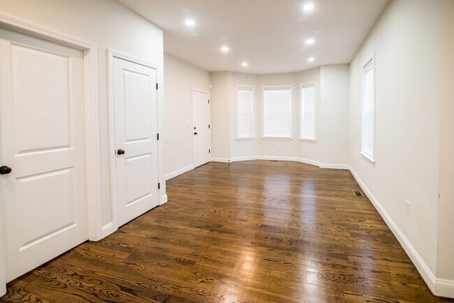 Building Photo - 757 Washington St