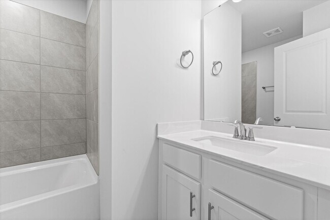 Building Photo - Lake Access End-Unit Townhome | Walk to Downtown Davidson | 3BR + Guest Suite