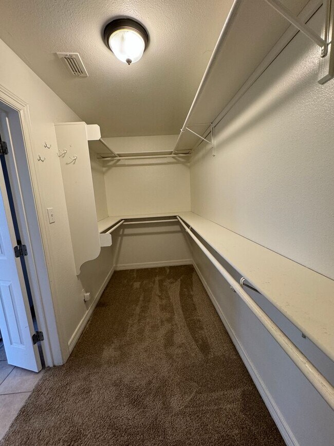 Building Photo - 1002 Creole Dr