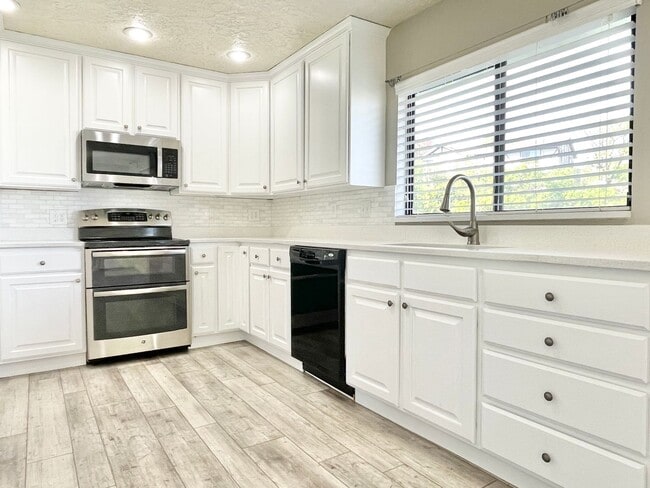 Building Photo - Gorgeous Home with Stunning Views!