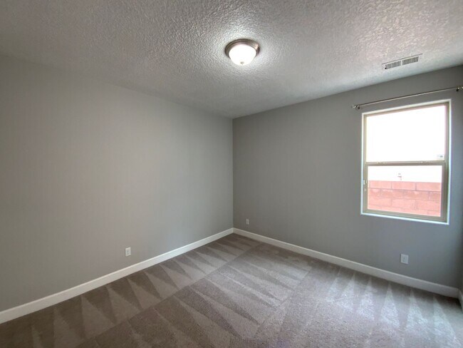 Building Photo - 3 Bedroom & An Office Luxury Home Availabl...