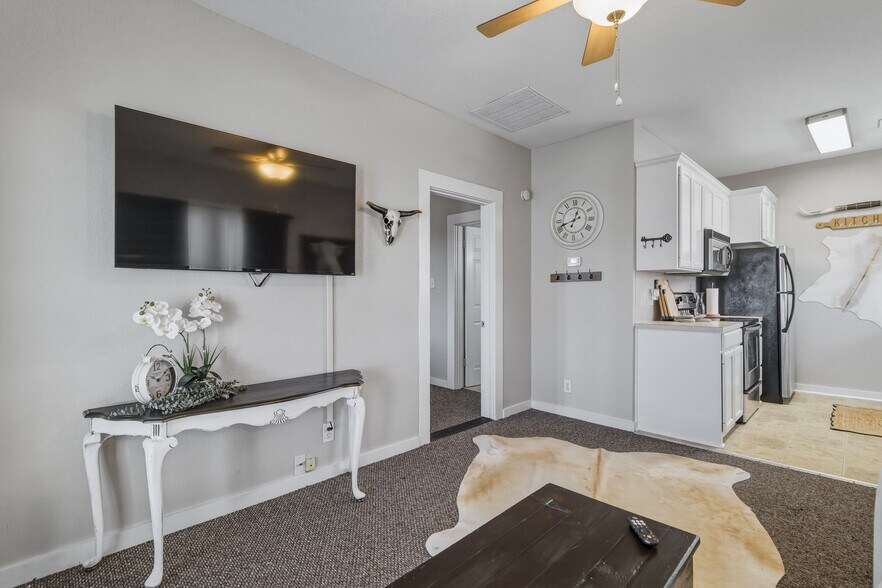 Building Photo - 701 Pine St