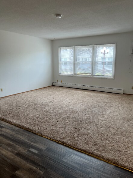 Building Photo - 405 SW Elm St
