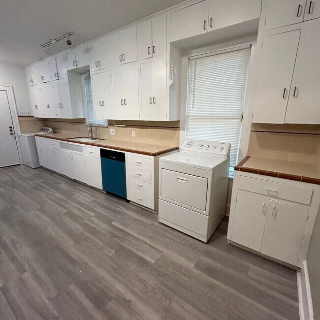Building Photo - Large 5 bed house in the hart of West Campus.