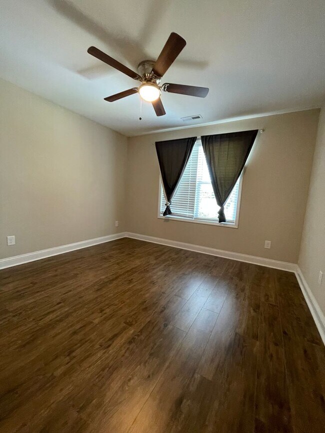 Building Photo - 3 Bedroom 3 Bathroom in Haymount! Pets okay
