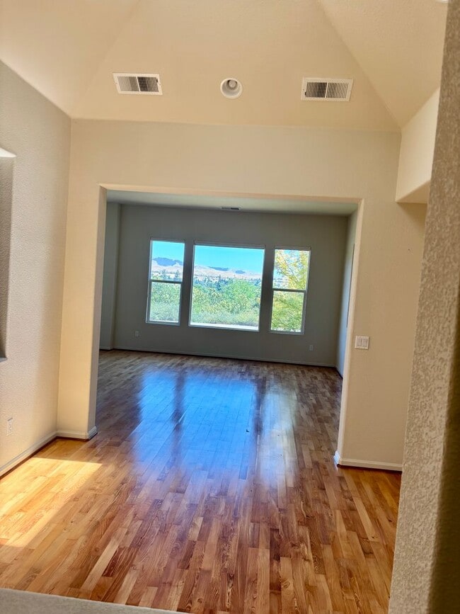 Building Photo - Spacious 3 to 4 Bedroom, 4-Bath Home in Pr...
