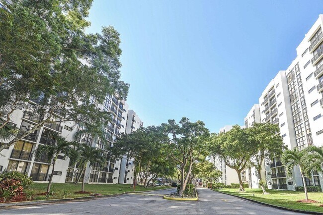 Building Photo - 17021 N Bay Rd