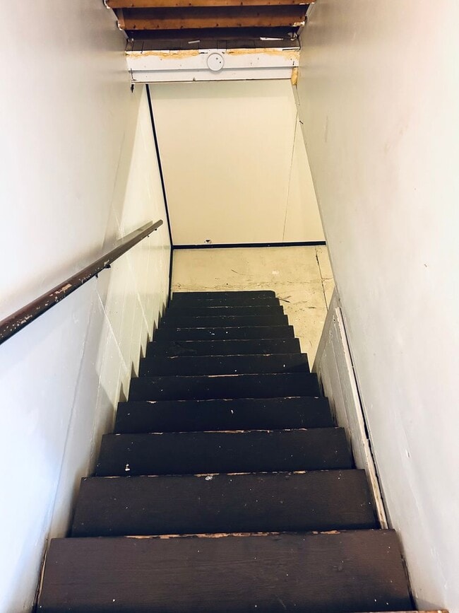 Building Photo - Spacious 2 Bedroom Home