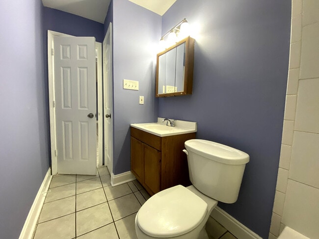 Building Photo - 3565 Kings Dr