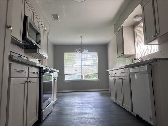 Building Photo - 13611 Fernhill Dr