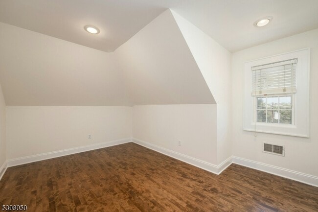 Building Photo - 16 Walnut St