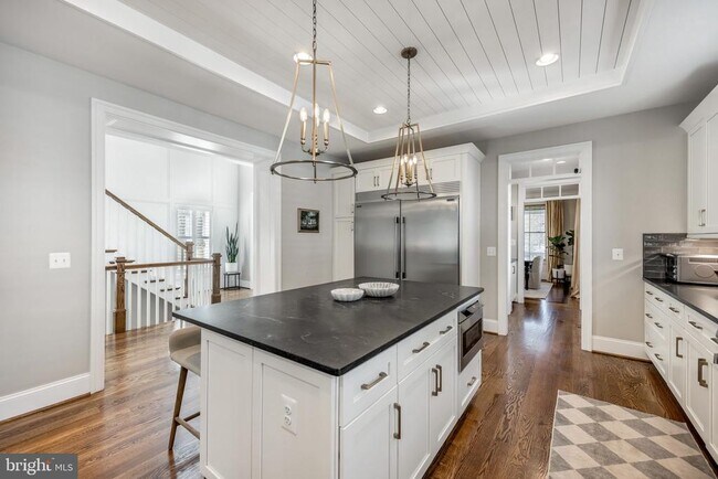 Building Photo - 323 S West St