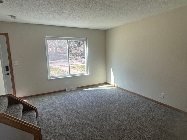 Building Photo - 2 Bedroom, 1.5 Bath Townhouse in Clinton, IA