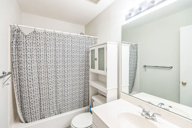 Building Photo - Bright & Spacious 3BR Townhome with Garage...