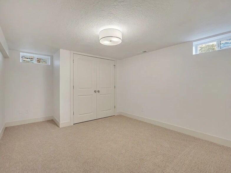 Building Photo - 2590 E 2100 S