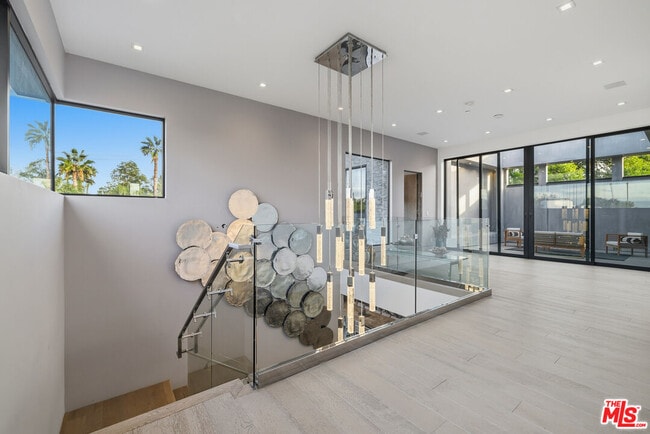 Building Photo - 5365 Vanalden Ave