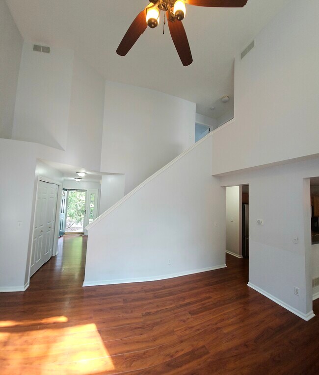 Building Photo - 3910 Old Elm Dr SE