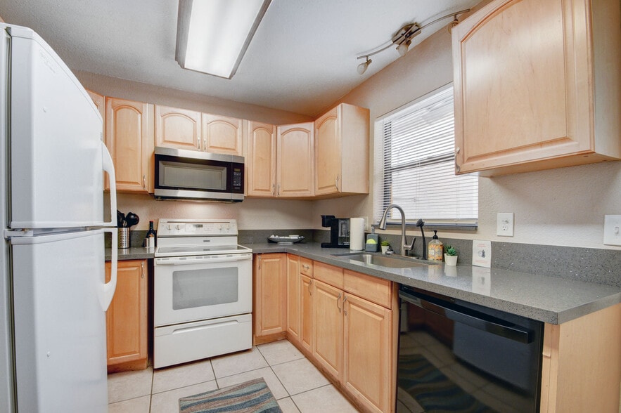 Building Photo - 101 SW 10th Ave