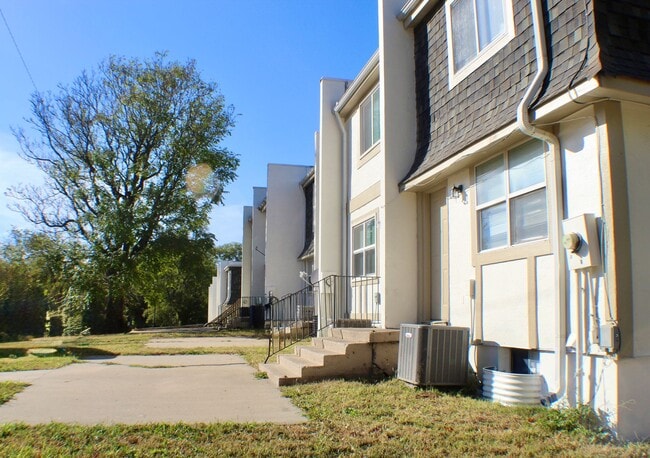 Building Photo - $500 Fall Move in Special - Spacious Townh...