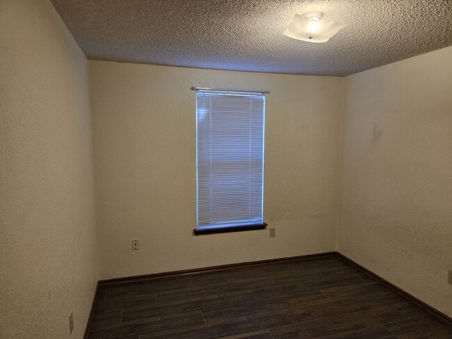 Building Photo - 2122 Meench Dr