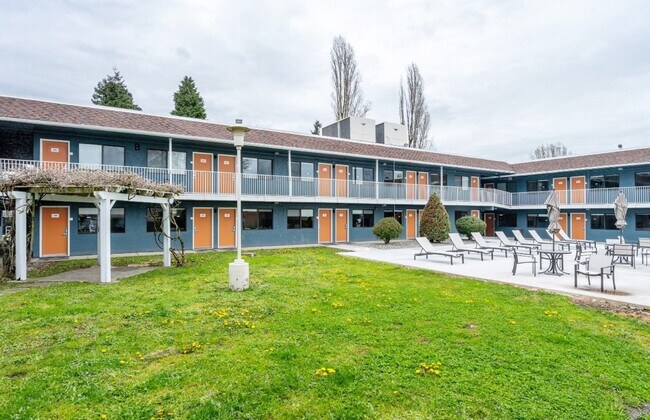 Building Photo - The Varsity West