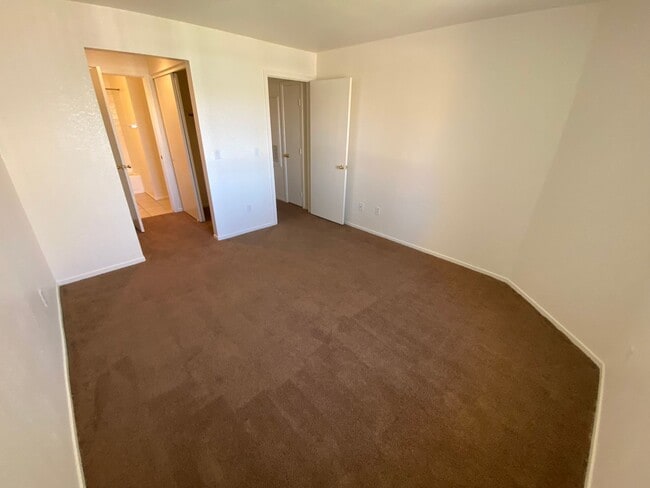 Building Photo - Tamarus