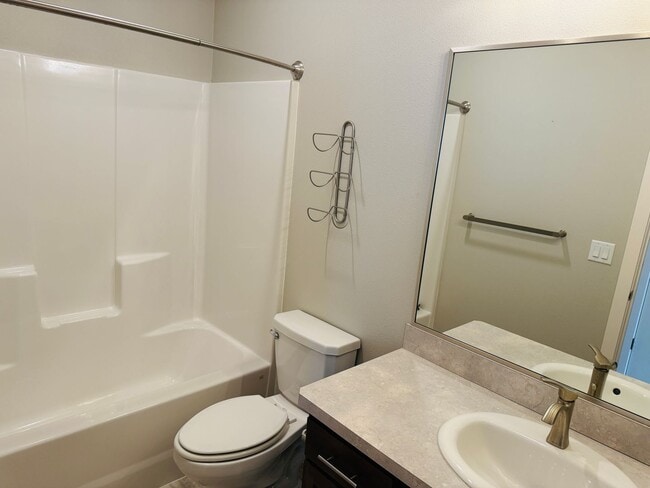 Building Photo - Gorgeous Townhome in Signal Peak (West End...
