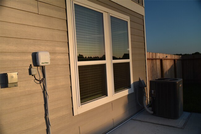 Building Photo - 16322 Dutton Clover Dr