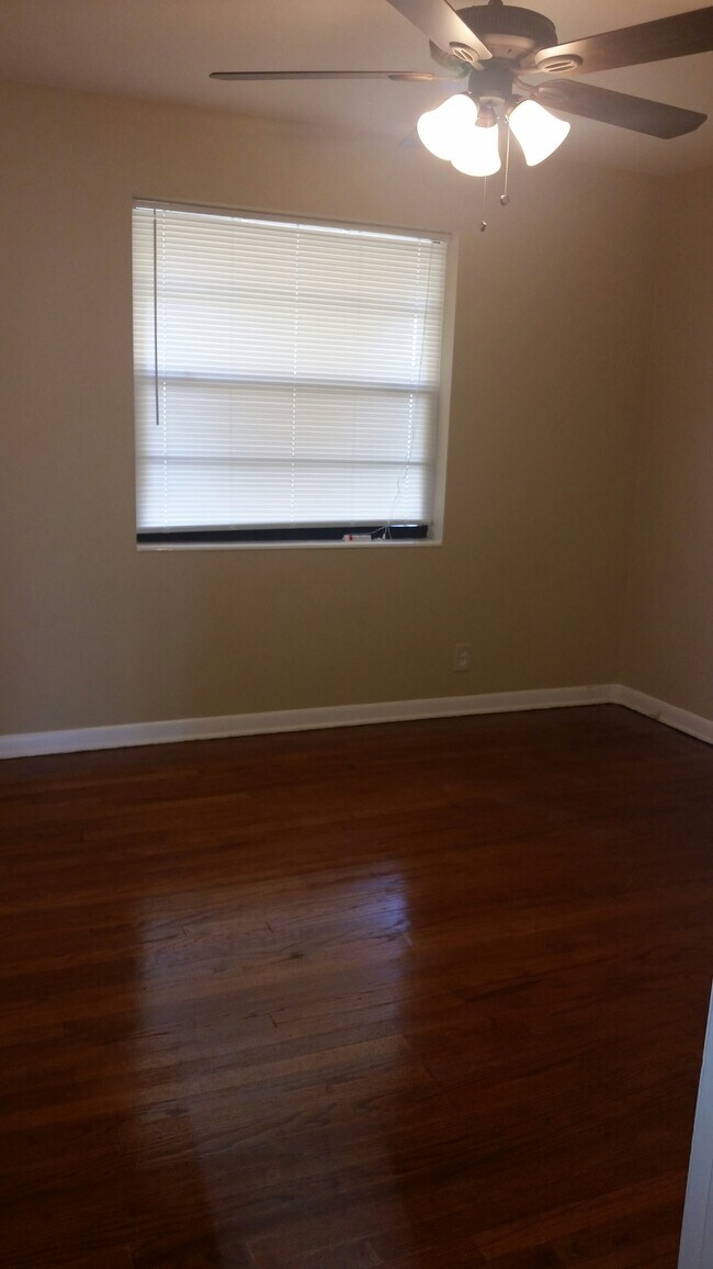 Building Photo - 498 W Drew St