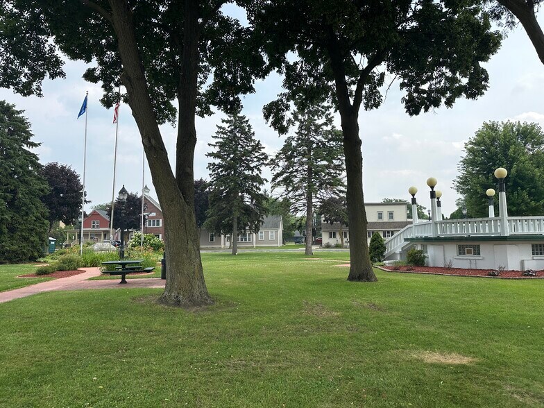 Veteran's Park - 275 E Green Bay Ave