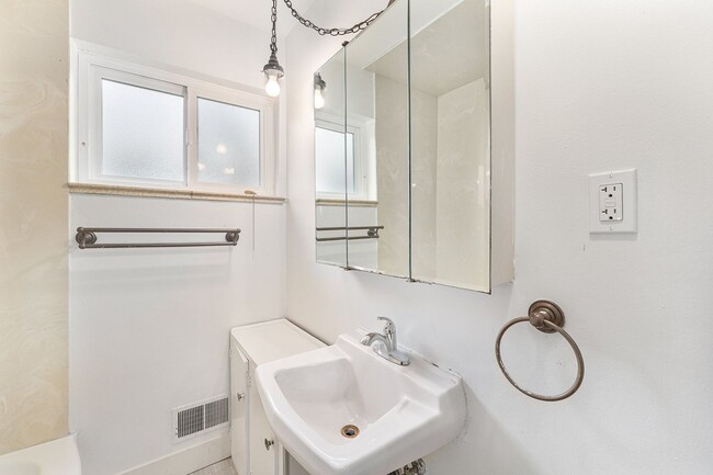 Building Photo - Discover comfort and convenience in this u...