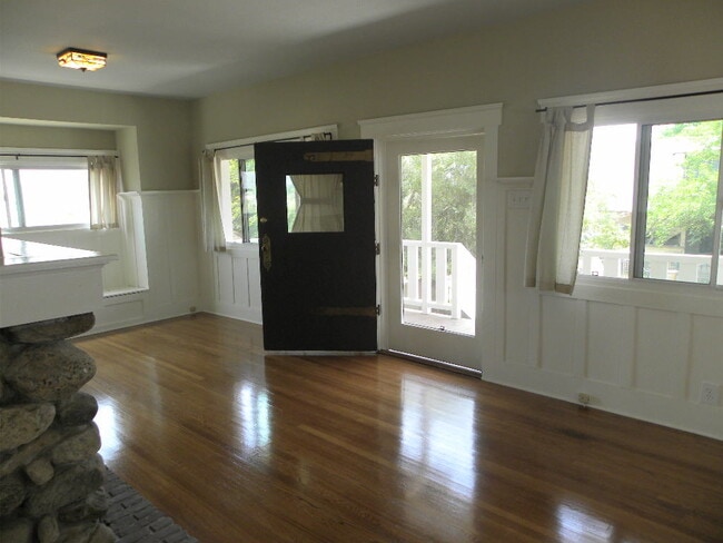 Building Photo - 324 Vista Pl