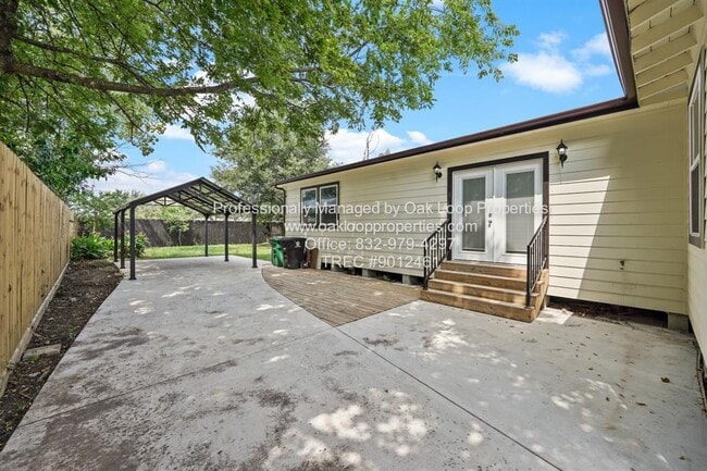 Building Photo - 1404 Des Jardines St