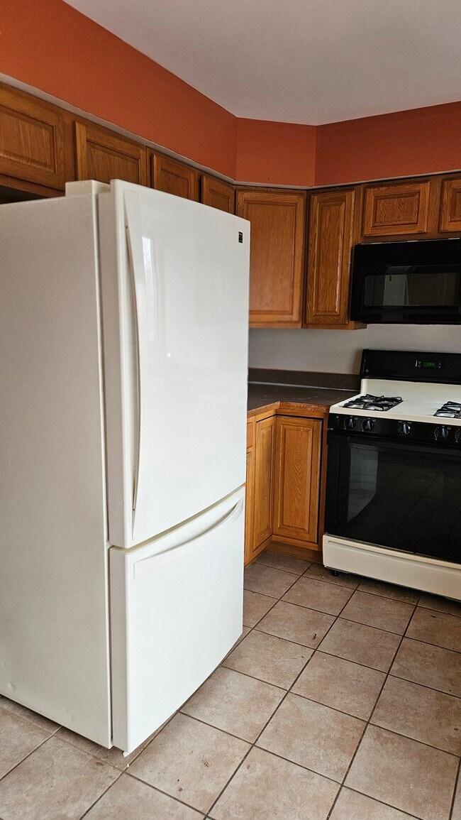 Kitchen - 410 Echo Ln