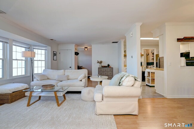 Building Photo - 50 Greenview Ln