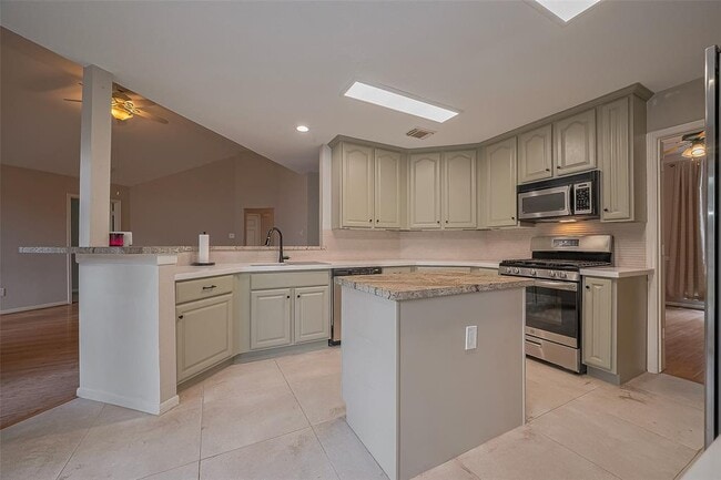 Building Photo - 6303 Palm Ct