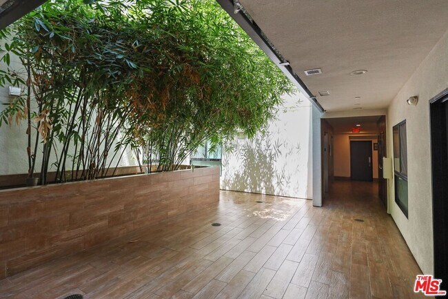 Building Photo - 807 N Hudson Ave