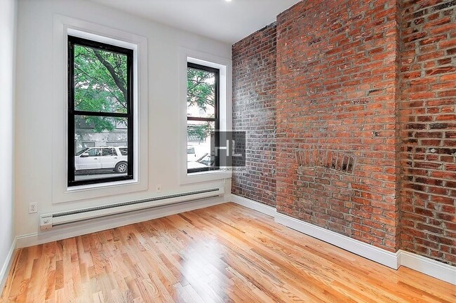 Building Photo - NEWLY RENOVATED BEAUTIFUL 2 BEDROOMS WITH ...