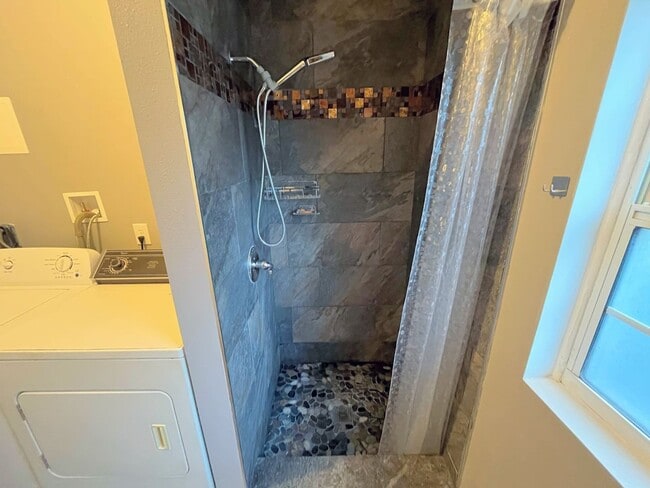 Building Photo - 2611 Pembrook Dr