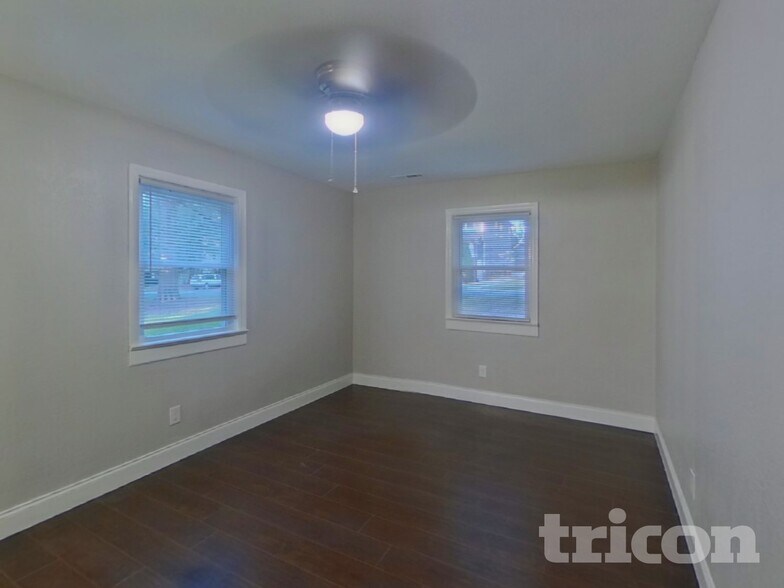 Building Photo - 1724 Logie Ave