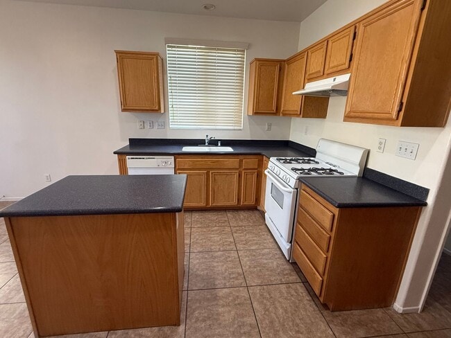 Building Photo - Brentwood Community- Centrally Located- 3 ...