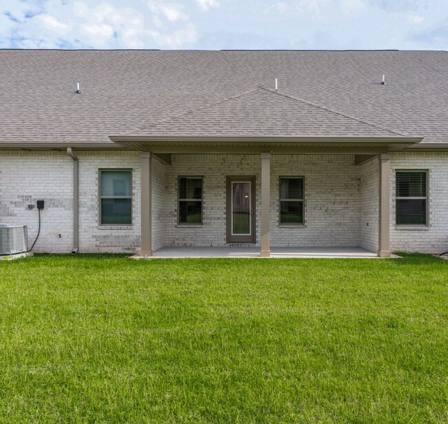 Building Photo - Beautiful 3-Bedroom Townhome