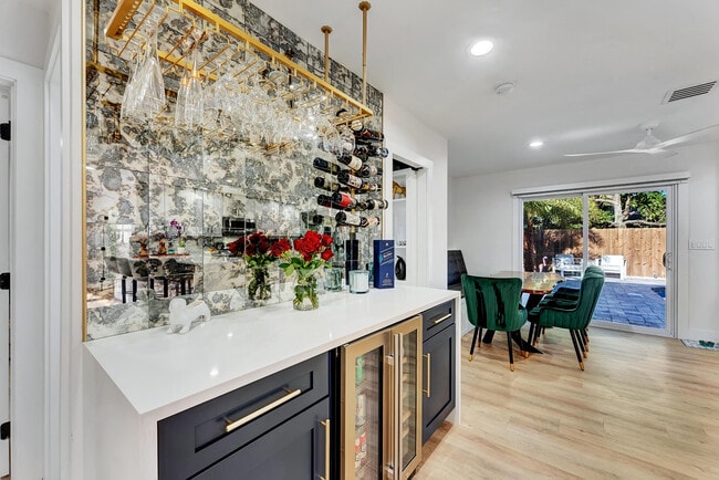 Building Photo - 707 W Boulevard Chatelaine