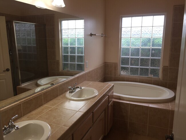 Building Photo - Wonderful 4+2 located North of Stockdale H...