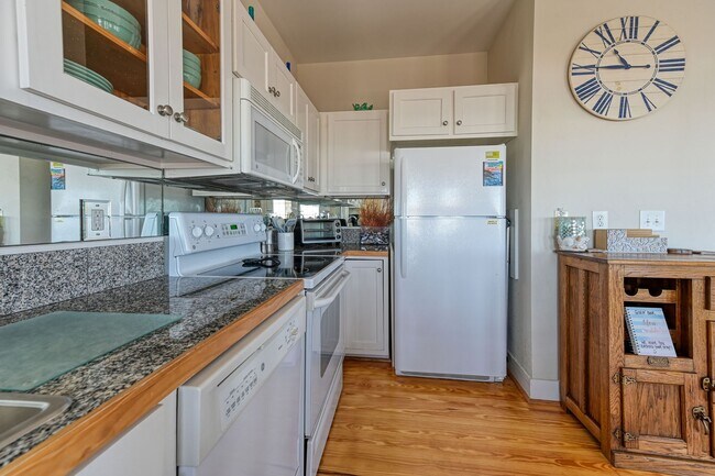 Building Photo - OFF-SEASON FURNISHED RENTAL AVAILABLE JAN and FEB '26