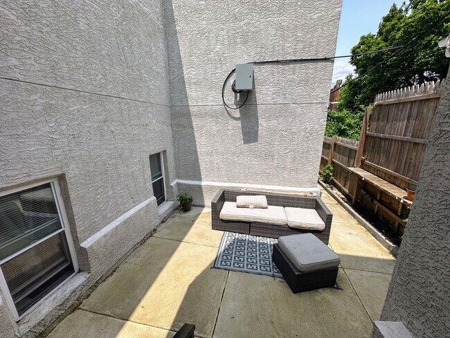 Building Photo - Private fenced yard! Modern, stylish & fully updated apartment!