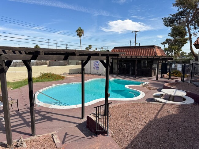 Building Photo - 1420 E Vegas Valley Dr